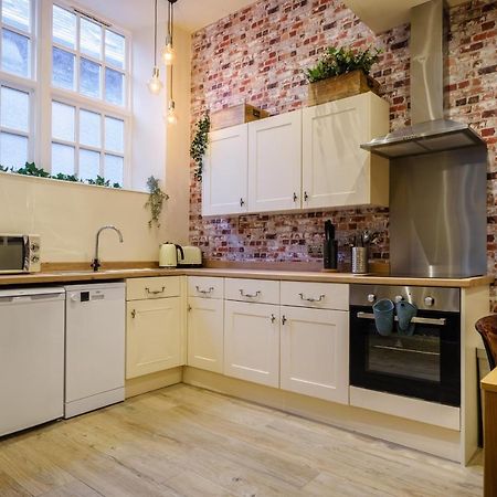 Flat 2, The Old Antiques Warehouse - Free Off-Site Health Club Access With Pool, Sauna, Steam Room & Gym 鲍内斯温德米尔 外观 照片